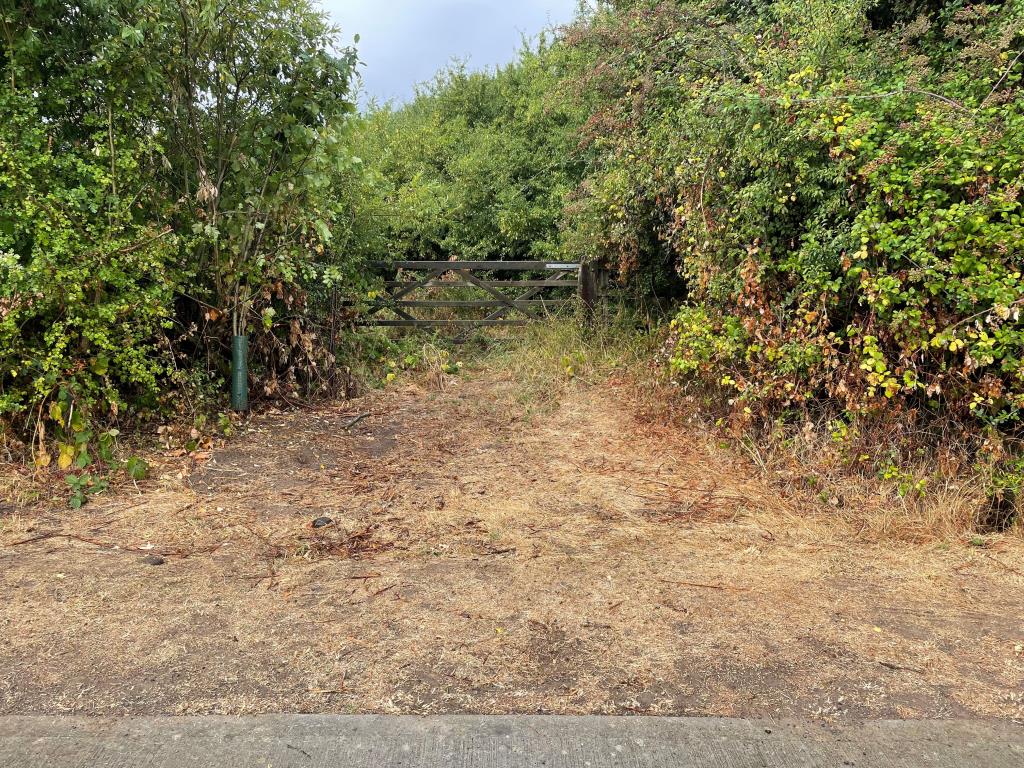 Lot: 101 - JUST UNDER 4.5 ACRES OF LAND IN STRATEGIC LOCATION - 